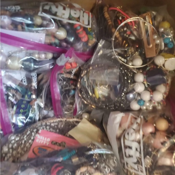 2  lb  MIXED LOT UNSEARCHED JEWELRY - Picture 3 of 5